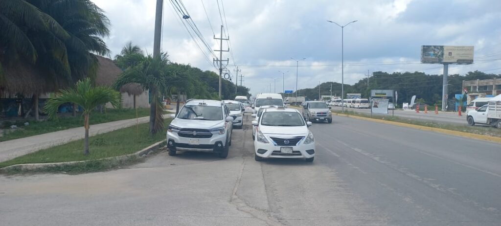 Se mantienen taxistas de Tulum en espera, congregados en la zona arqueológica