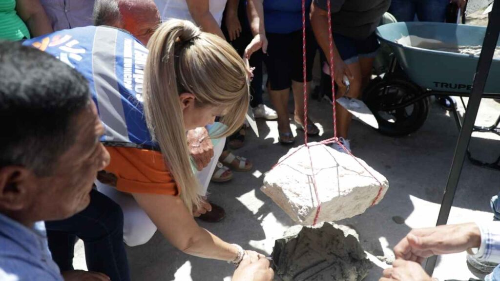 Colocan primera piedra por dignificación de Puerto Aventuras 2