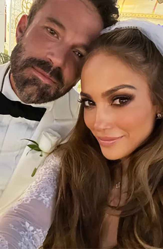 Jennifer-López-comparte-con-Ben-Affleck-la-primera-foto-del-vestido-de-novia-de-su-ceremonia-en-Georgia.