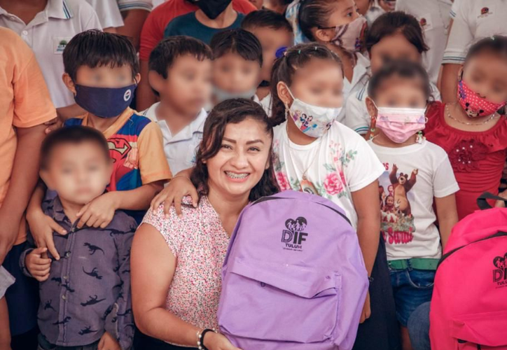 DIF entrega mochilas y útiles escolares a estudiantes