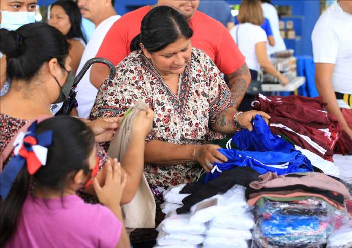 Lili Campos apoya la economía familiar en el regreso a clases