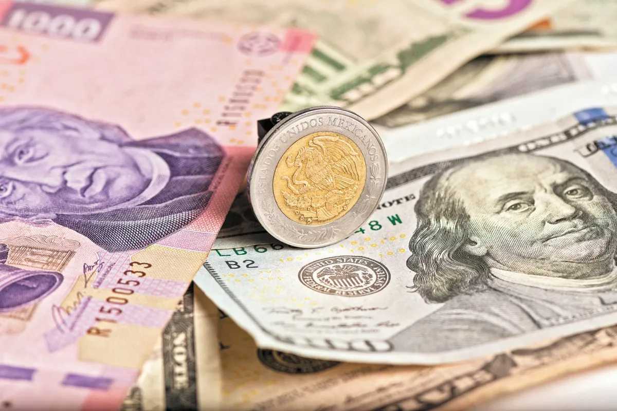 El Peso Mexicano Experimenta Ligera Caída Ante el Dólar en la Víspera de la Reunión de la Fed