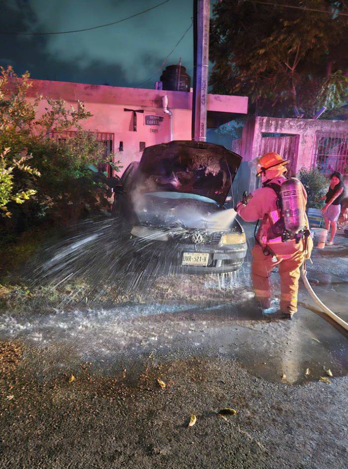Incendio Premeditado de Automóvil Desata Respuesta Inmediata de Bomberos en Chetumal