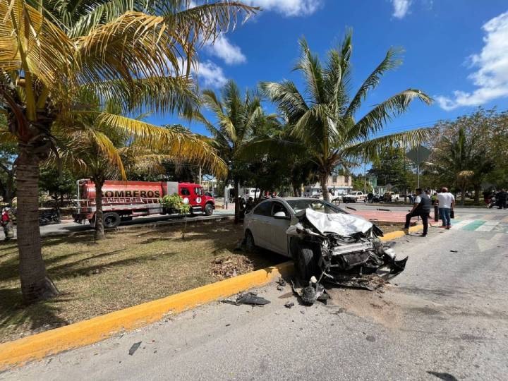 Colision y Vuelco en Cancun Patrulla de Transito Ignora Semaforo Rojo 1