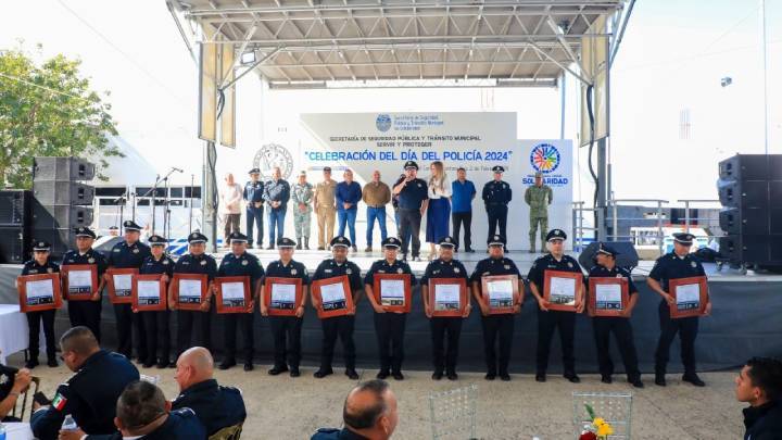 Lili Campos elogia el Loable Desempeno Policial en Playa del Carmen en Celebracion del Dia del Policia 1