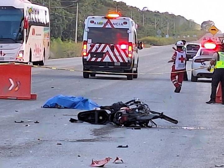 Tragedia en la Carretera Federal 307: Motociclista Fallece Tras Impacto con Camioneta