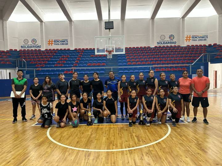 Triunfo absoluto en el baloncesto estudiantil de Playa del Carmen