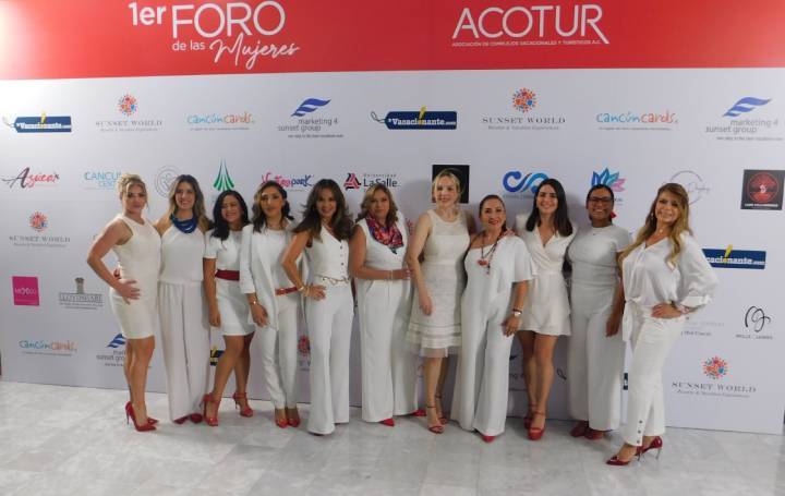 Celebración y Empoderamiento Femenino en la Industria Vacacional del Caribe Mexicano