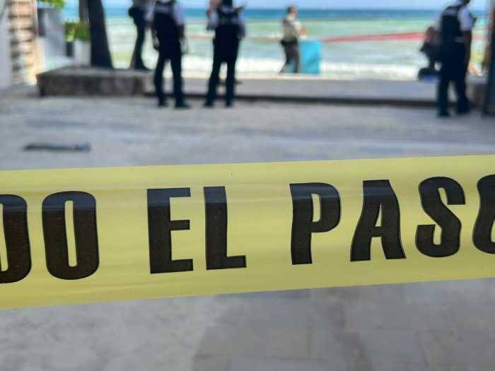 Descubren un Revólver Oculto en la Arena de Playa del Carmen