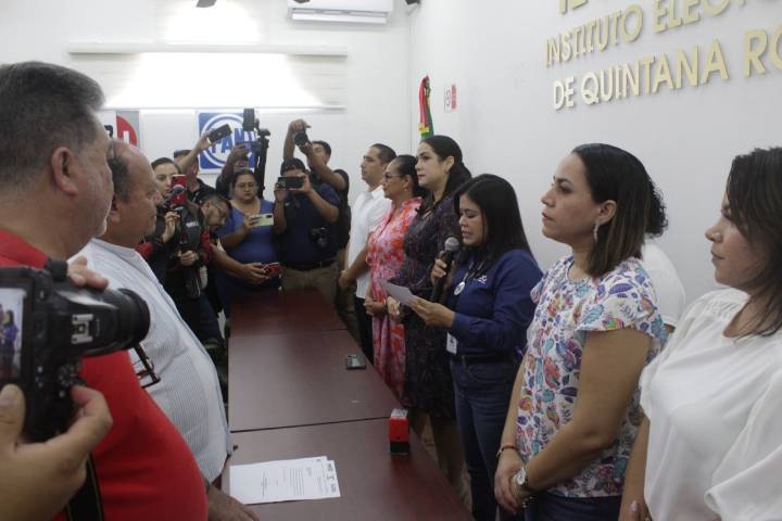 Estímulo del Ieqroo a Empleados del Servicio Profesional Electoral Nacional