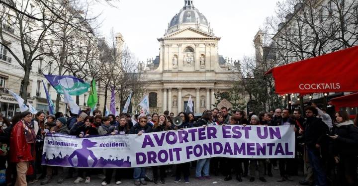 Francia Hace Historia al Incluir el Derecho al Aborto en su Constitución
