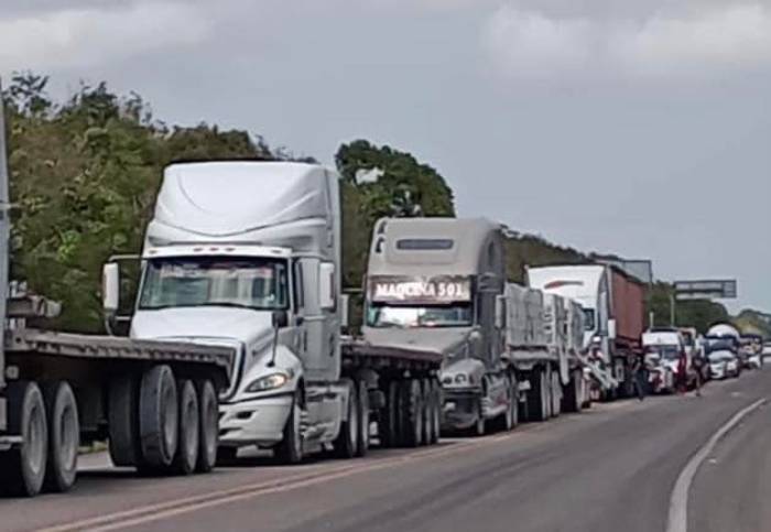 Funcionarios retenidos como garantía para desbloquear carretera en el sur