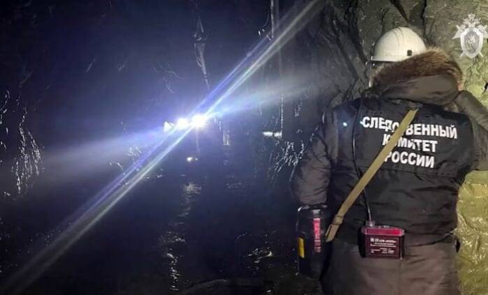 Tragedia en Mina de Oro Rusa: 13 Mineros Atrapados Durante Más de 48 Horas