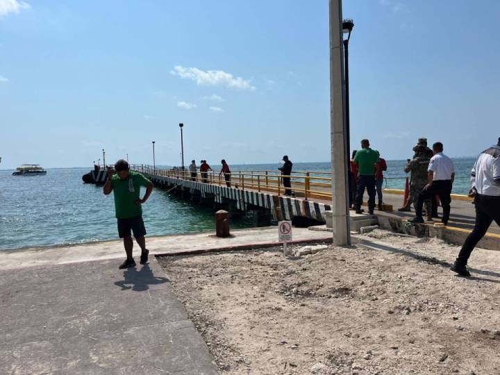 Desafortunado Incidente en el Muelle de Punta Sam: Camioneta de Paquetería se Sumerge en el Mar