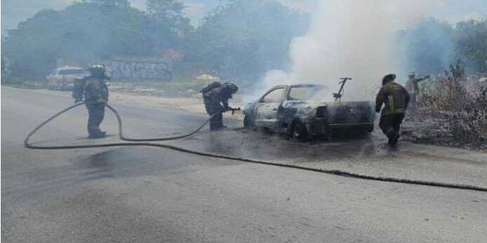 Incidente en Carretera de Cancún: Vehículo se Incendia por Problema Mecánico