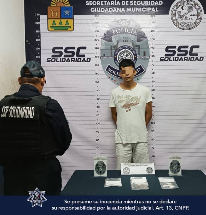 Operativo policial asegura individuo con sustancias ilícitas en Playa del Carmen