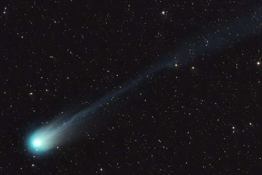 No te pierdas el espectáculo celestial del cometa "Diablo", visible en los cielos de México el 21 de abril al atardecer. Descubre los mejores consejos para observarlo.