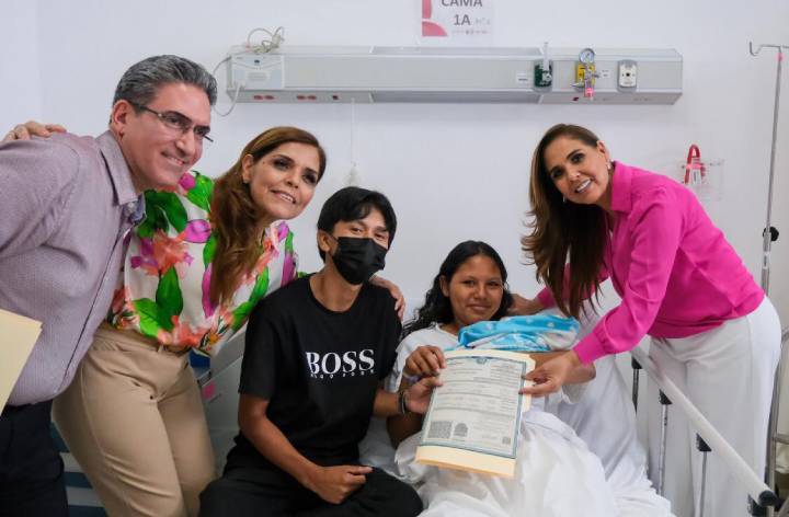 Alegría Maternal: Entrega de Documentos en Hospital de Cancún por el Día de las Madres