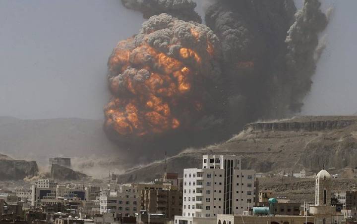 Ataques Aéreos de EE. UU y Reino Unido en Yemen Dejan 14 Víctimas Mortales