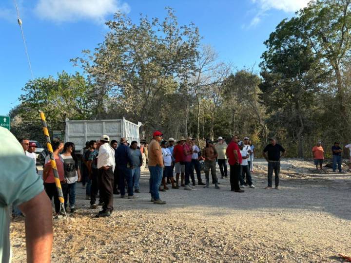 Bloqueo de Carretera en Akumal y Uxuxubí para Demandar Reparación de Vías