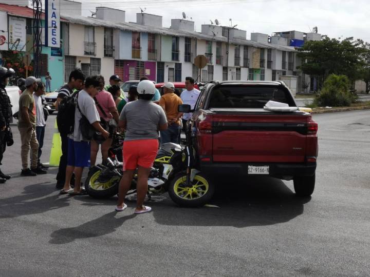 Colisión entre Motocicleta y Camioneta: Motociclista Resulta Herido