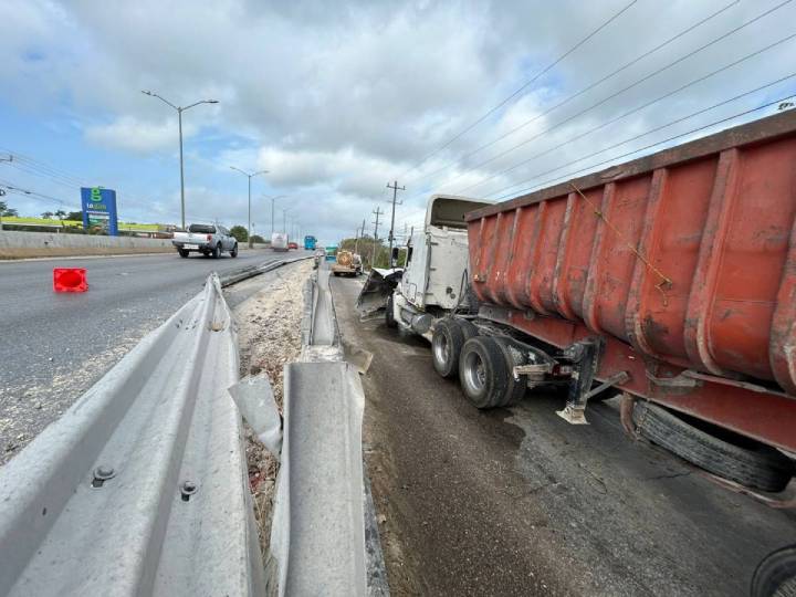Incidente en Puerto Aventuras: Tráiler Se Desploma del Puente Vial