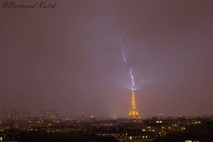 La Tormenta Eléctrica Impacta la Torre Eiffel: París en el Ojo de la Tormenta