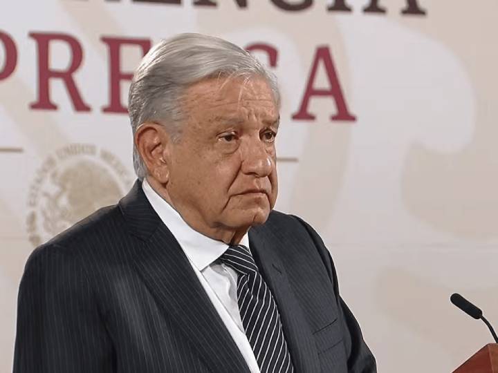 Reconocimiento y Mejora Salarial: AMLO Celebra y Eleva el Día del Maestro