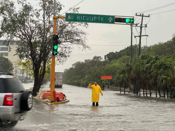 Calle cerradas en Cancún por lluvias