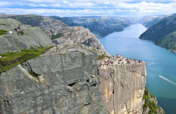 Fallece Turista al Caer de Famoso Acantilado de "Misión Imposible" en Noruega