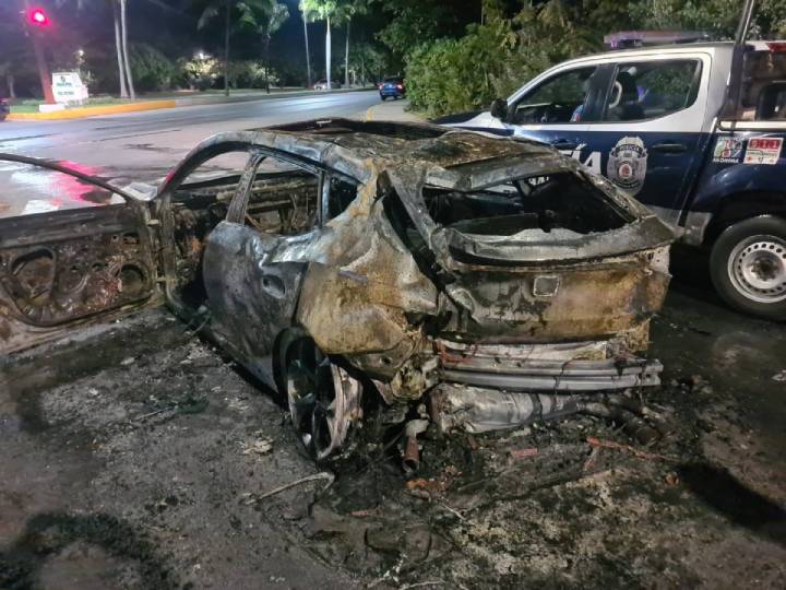 Incendio de Vehículo tras Accidente en la Zona Hotelera de Cancún