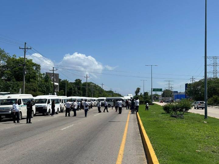 Taxistas bloquean bulevar en Playa del Carmen