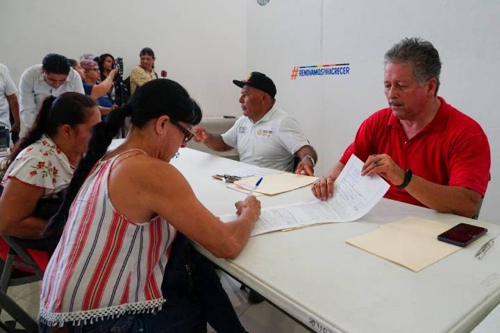 Entregan escrituras a las primeras 100 familias de Cristo Rey