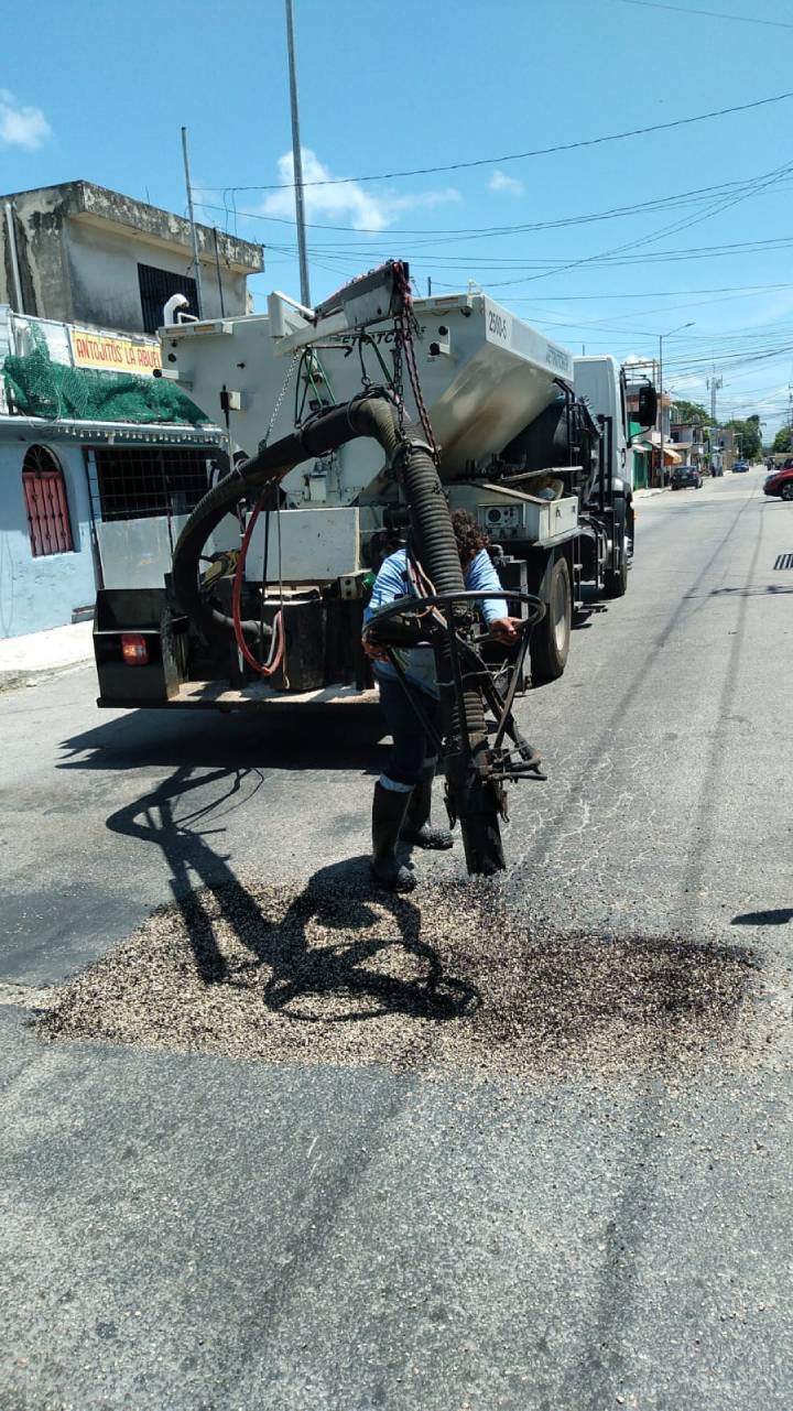 Gobierno municipal repara baches en Playa del Carmen 1