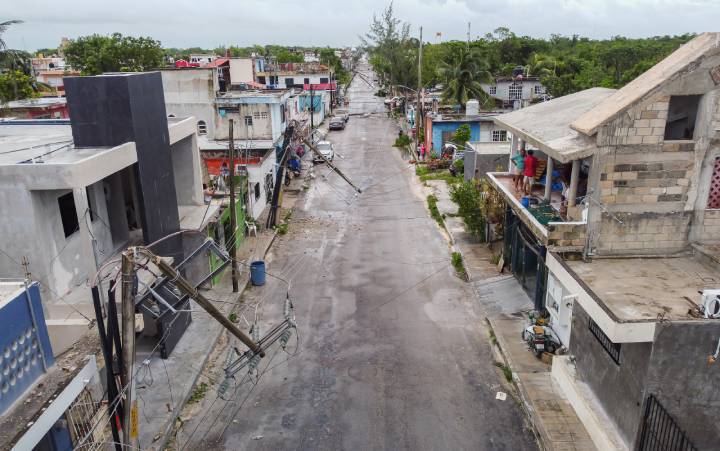 Huracan Beryl causa graves danos a postes y cableado electrico en Cozumel 2