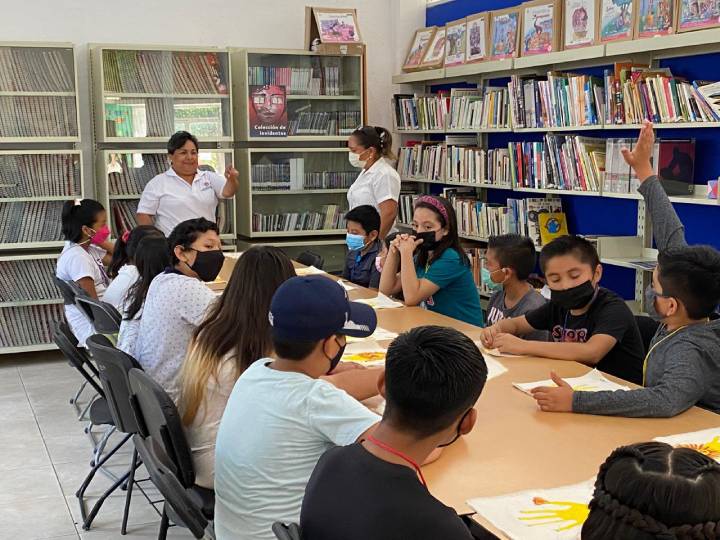 Presentan “Mis Vacaciones en la Biblioteca 2024” Solidaridad, Quintana Roo a 10 de julio de 2024. Como parte de una formación recreativa, la Dirección de Educación Municipal continúa con la realización de eventos socioeducativos y culturales. En esta ocasión, invita a las niñas y niños de Solidaridad a participar en el taller de “Mis Vacaciones en la Biblioteca 2024”. El curso de verano se llevará a cabo de lunes a viernes de 9:00 a 13:00 horas en las bibliotecas públicas del municipio: “Jaime Torres Bodet”, “Leona Vicario” y en la delegación de Puerto Aventuras, en la biblioteca “Ángeles Mastretta”. Javier Basurto Campos, director de Educación, Desarrollo Humano y Bibliotecas Públicas, mencionó que para la alcaldesa, Lili Campos, es una prioridad fomentar la educación y la cultura entre la niñez y juventud del municipio, como un instrumento útil para fortalecer su desarrollo y prepararse de manera integral para los retos de la vida diaria. Asimismo, indicó que el taller se realizará del 22 de julio al 9 de agosto, donde se ofrecerán actividades didácticas, mesas de trabajo, la hora del cuento y proyecciones de películas educativas infantiles, entre otras actividades.