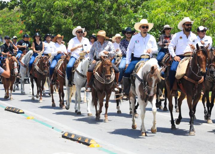 Realizan desfile tradicional en honor a la Virgen del Carmen 2024