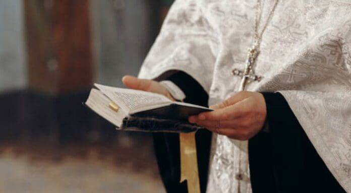 Sacerdote Detenido en Austria por Producir Metanfetaminas en su Parroquia