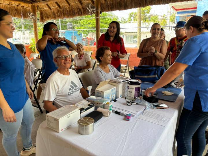 Servicios medicos llegan al Club del Adulto Mayor 2