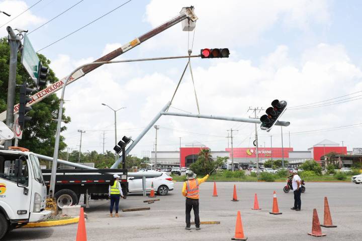 Supervisan obras de semaforizacion y Cruceros Seguros en Cancun 2