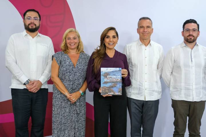 Mara Lezama recibe el informe para transformar el sargazo en recursos útiles en Quintana Roo