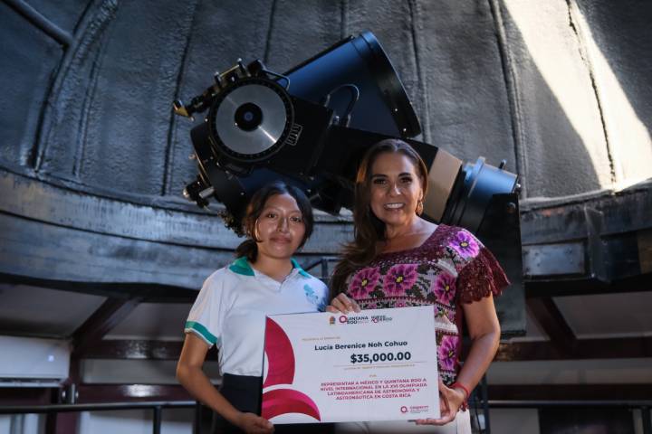 Lucía Berenice, joven promesa de Quintana Roo en astronomía, recibe reconocimiento de Mara Lezama