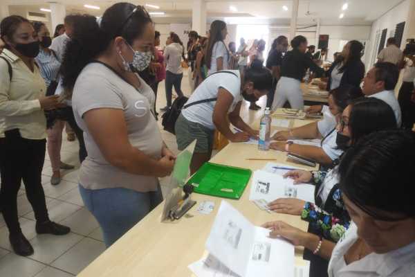920 Alumnos de Secundaria Reciben Becas en Cancún