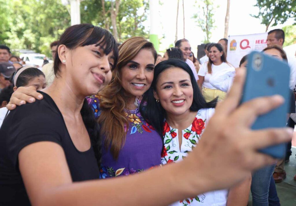 ACOMPANA BLANCA MERARI A LA GOBERNADORA A LA ENTREGA DE TARJETAS DE MUJER ES PODER 1