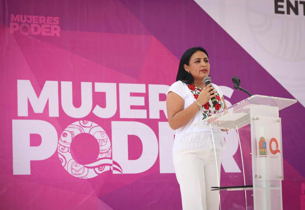 ACOMPAÑA BLANCA MERARI A LA GOBERNADORA A LA ENTREGA DE TARJETAS DE “MUJER ES PODER”