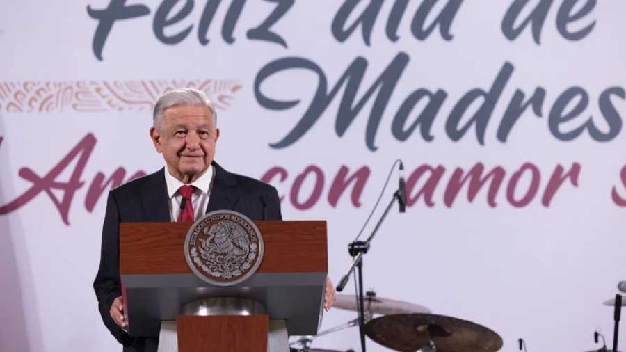 AMLO celebra el Día de las Madres con música y emotividad en su conferencia matutina