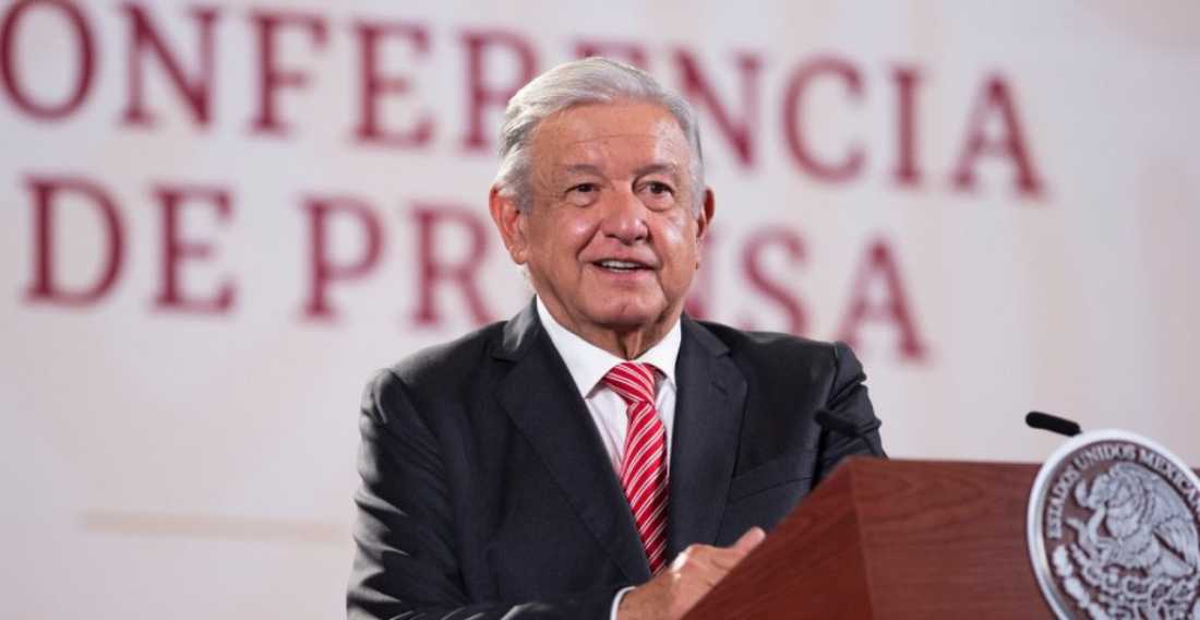 AMLO desvela su informe sobre patrimonio y recibe un suplemento de 19 mil pesos para el programa de pensiones de adultos mayores