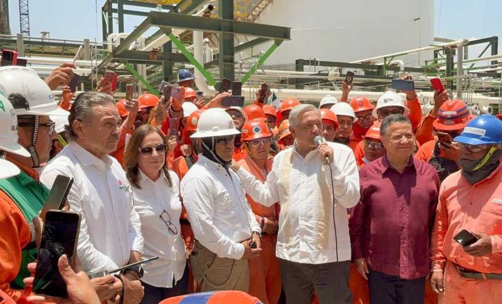 AMLO inspecciona modernización de la Refinería de Tula en un afán por reducir la dependencia de importación de gasolina