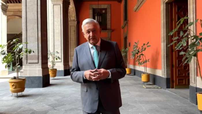 AMLO reaparece en público y confirma episodio de desmayo durante su ausencia