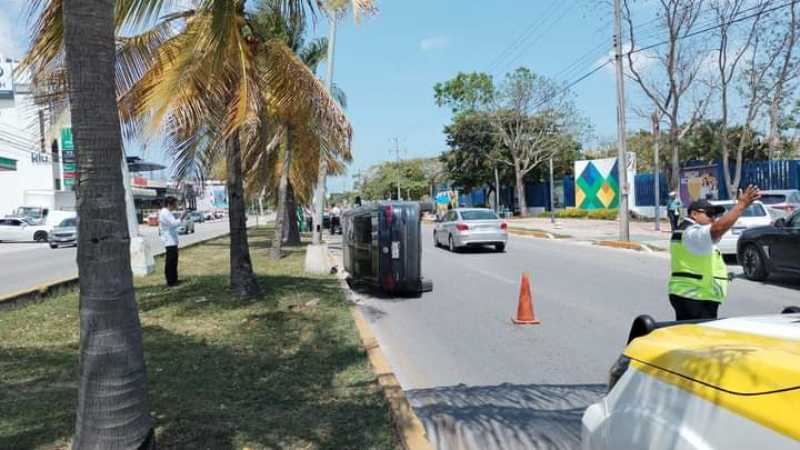 Accidente de camioneta en la avenida Bonampak de Cancún causa cierre temporal de carril